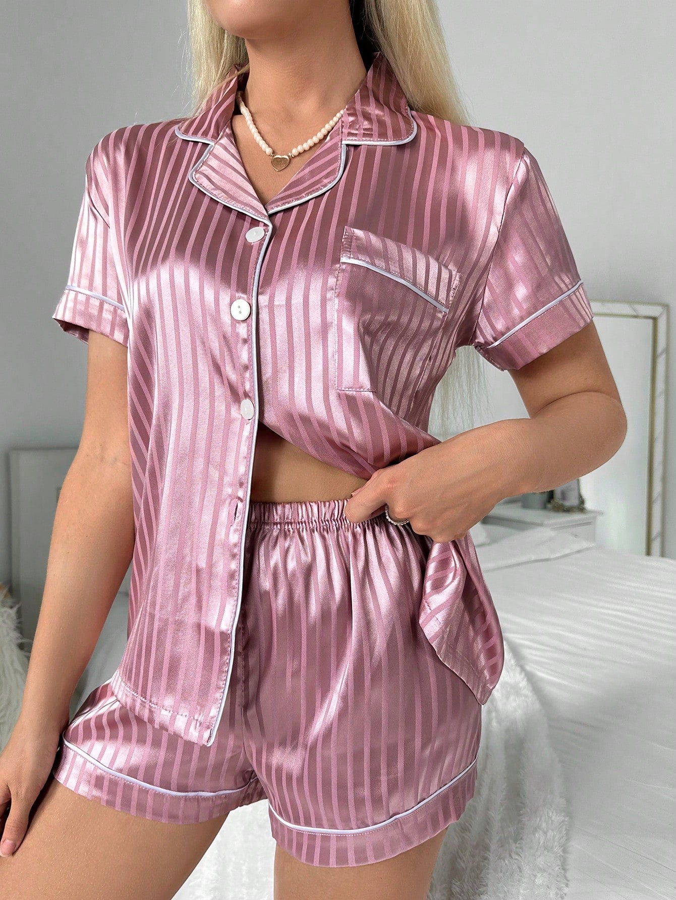 Pijama Feminino Listrado de Cetim Curto Elegante