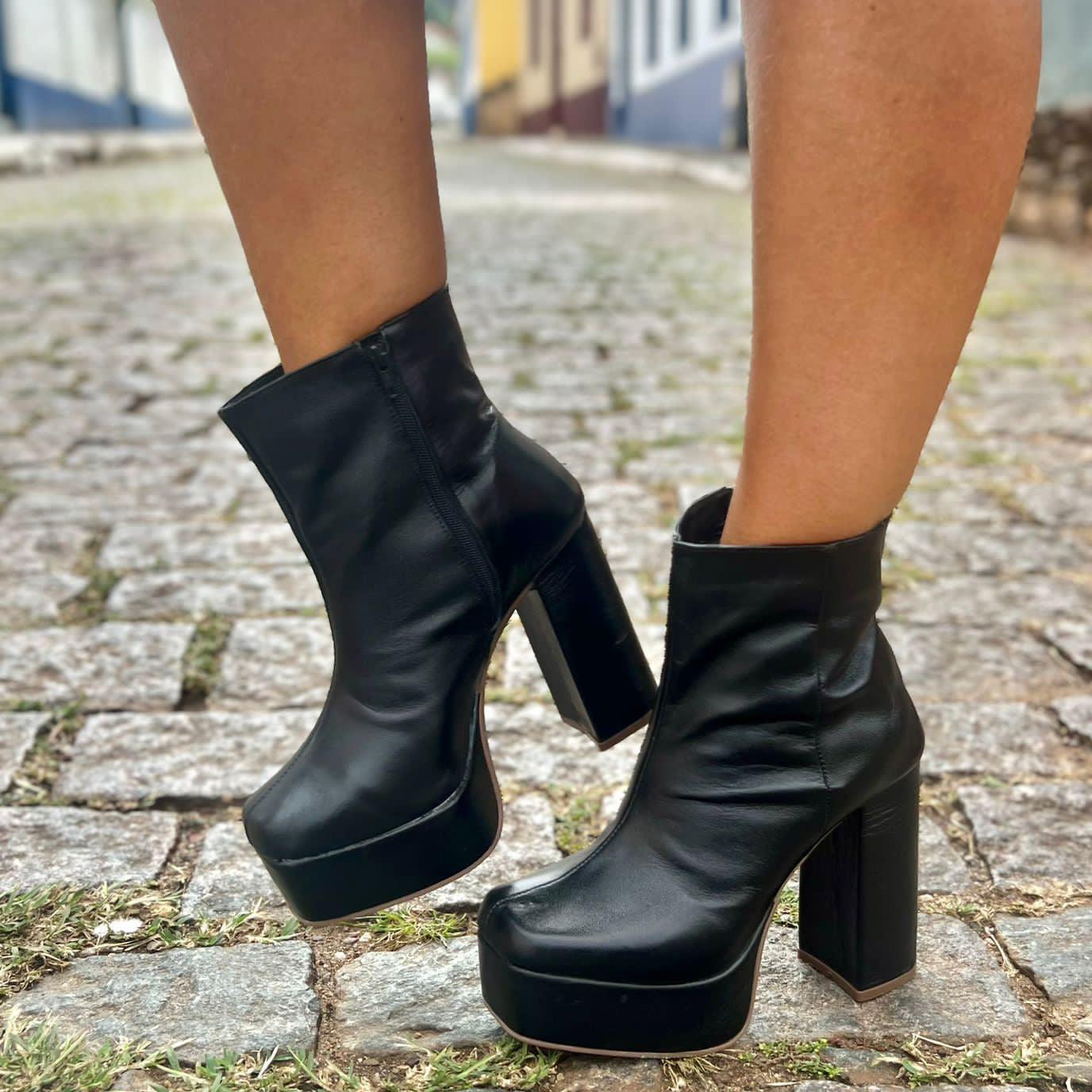 Bota Stella Feminina em Couro Cano Médio Salto Bloco Alto