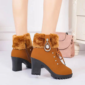 Bota Feminina de Inverno com Pelúcia e Salto Grosso - Louisse